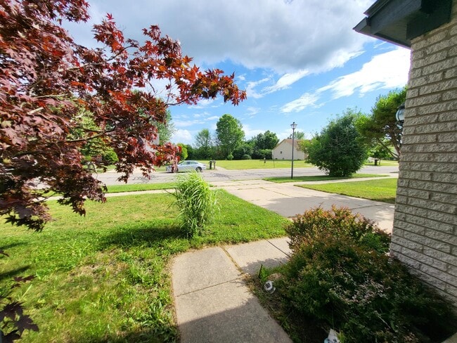 Building Photo - 7851 Thornhill Dr