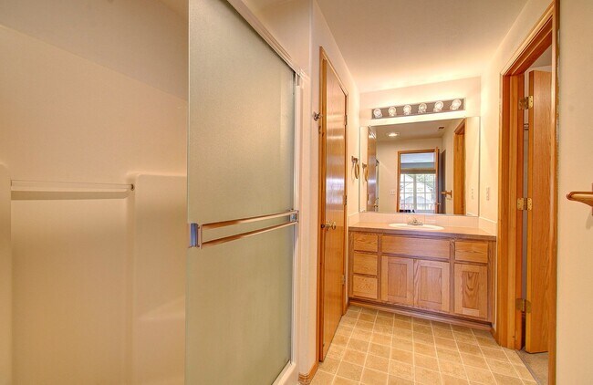 Building Photo - Salmon Creek 3 Bedroom with Yard!