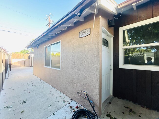 Primary Photo - 7358 Balcom Ave