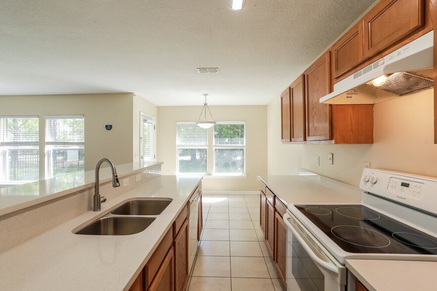 Building Photo - 12613 Wooded Bluff Ct