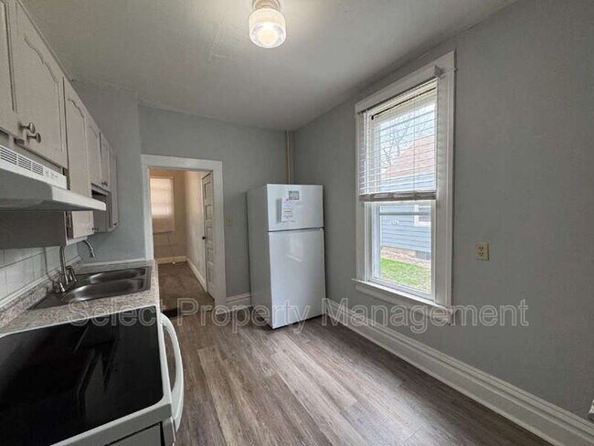 Building Photo - 738 3rd St