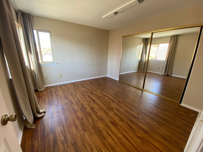 Building Photo - 3-BEDROOM / 3-BATHROOM TOWNHOUSE - CORONAD...