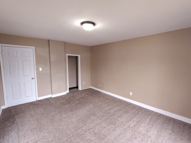 Building Photo - 925 W 5th St