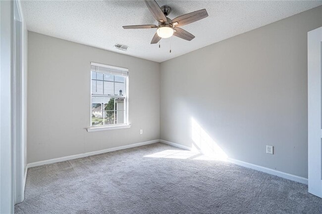 Building Photo - 401 Red Coat Ln