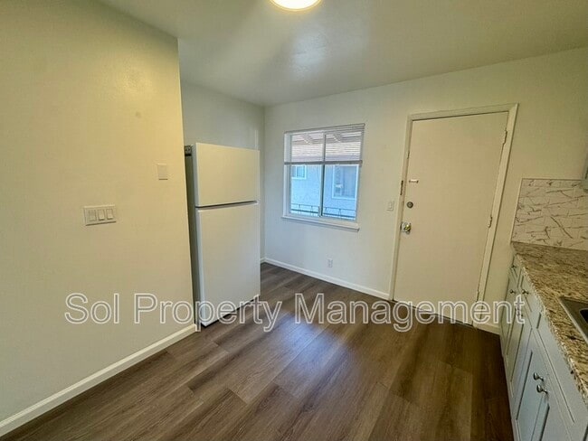 Building Photo - 1053 W Hamilton Ave