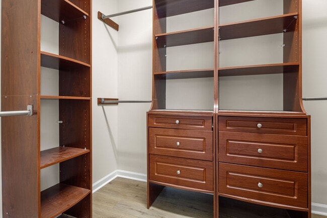 Building Photo - Spacious House in Hadley Park