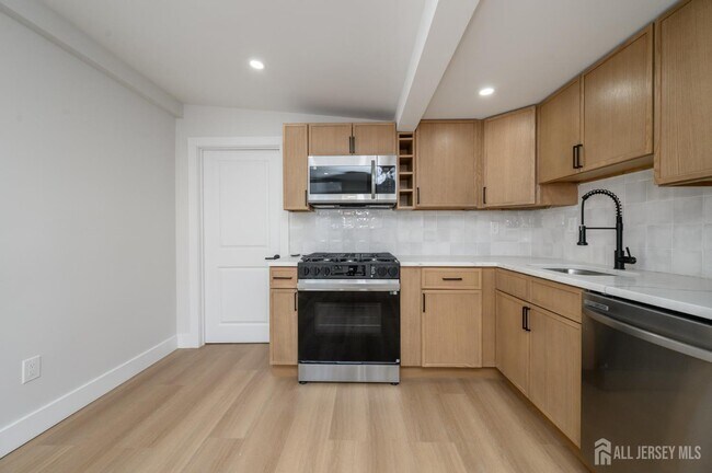 Building Photo - 8 Orchard St