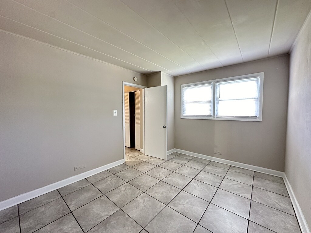 Building Photo - 9610 Ivanhoe Ave