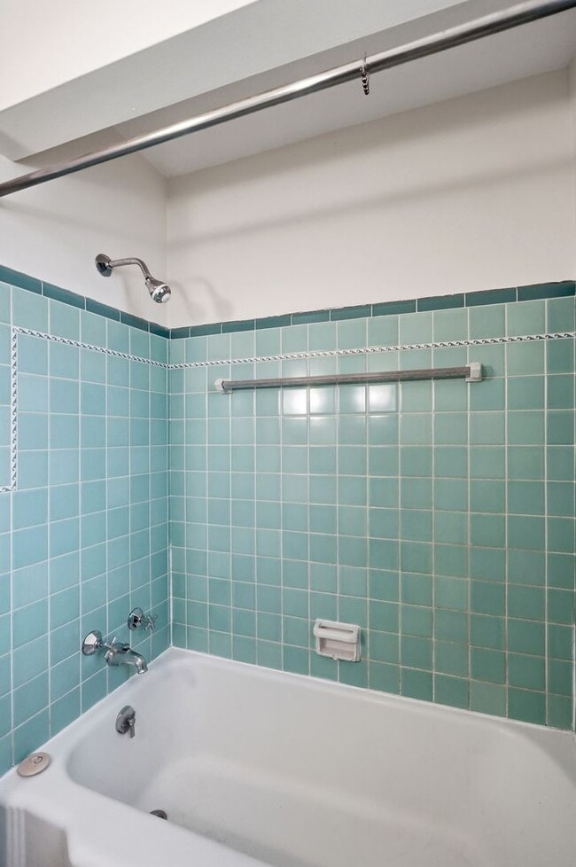 Building Photo - Charming Covedale Duplex