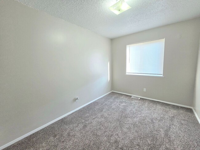 Building Photo - Large 2 Bedroom Apartment with Peak Views!