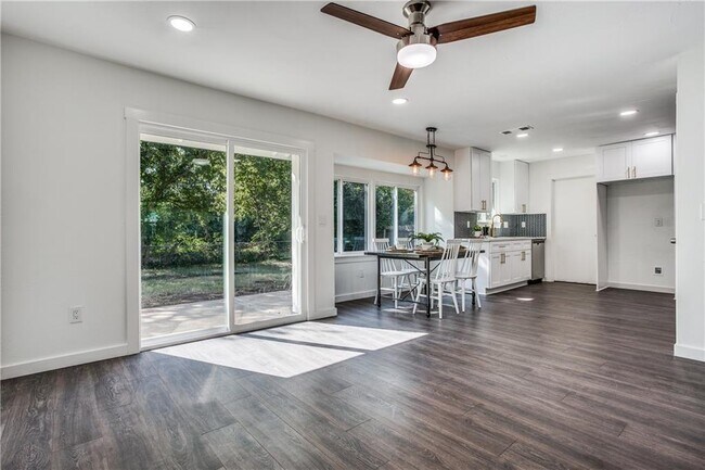 Building Photo - 6220 Blarwood Dr