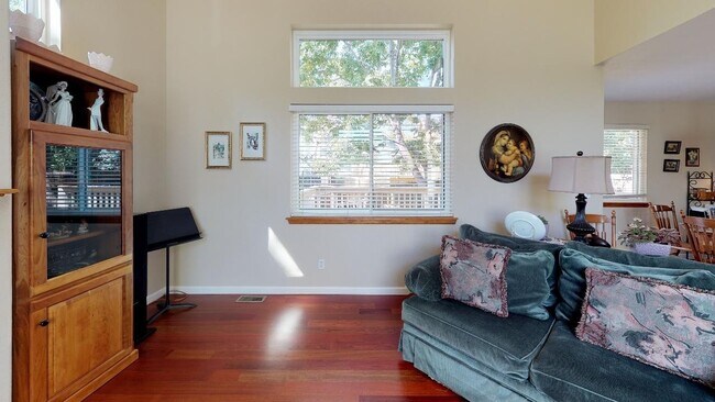 Building Photo - Beautiful sunny home