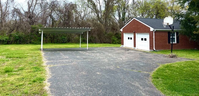 Building Photo - Available Now! $2000/MO Donelson living in...