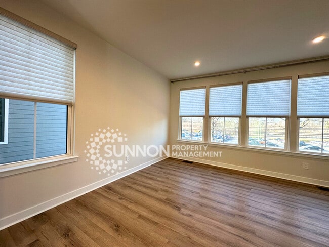 Building Photo - 3 Bedroom Townhome Located in Wendover Green