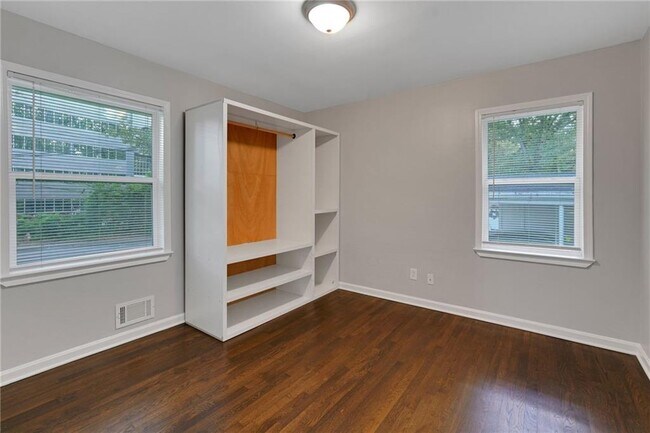 Building Photo - 2710 Dresden Dr