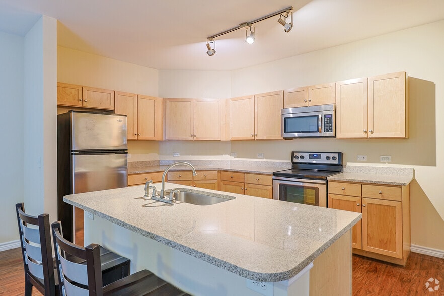 2BR, 2BA - 1,034SF - Dining Area - Axis West Campus