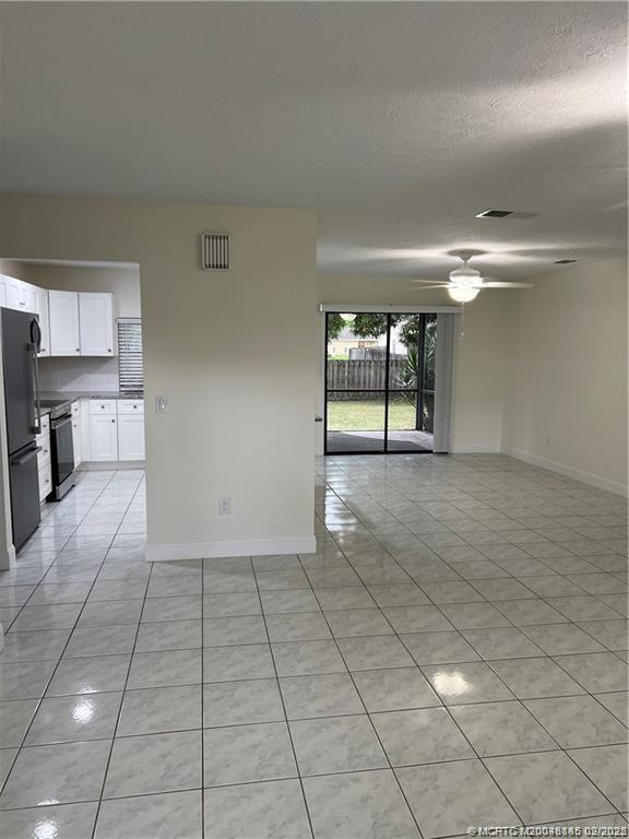 Building Photo - 160 SE Lakehurst Dr