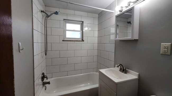 Building Photo - 192 E Norwich Ave