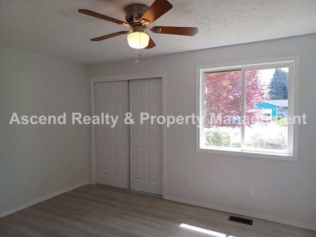 Building Photo - Remodeled Ranch on CuldeSac Large Fenced B...