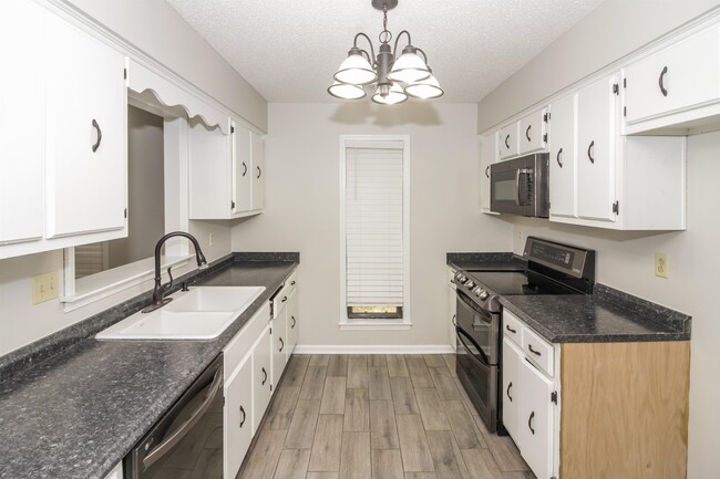 Building Photo - 6885 Silver Hill Ln