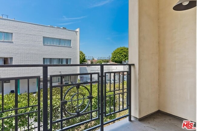 Building Photo - 225 S Hamilton Dr