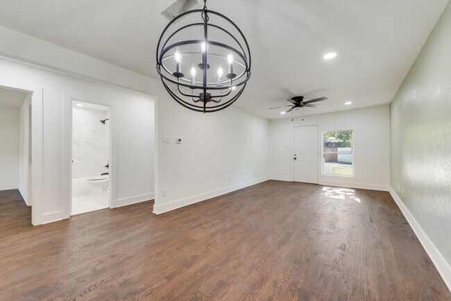 Building Photo - 221 Creek Cove Dr
