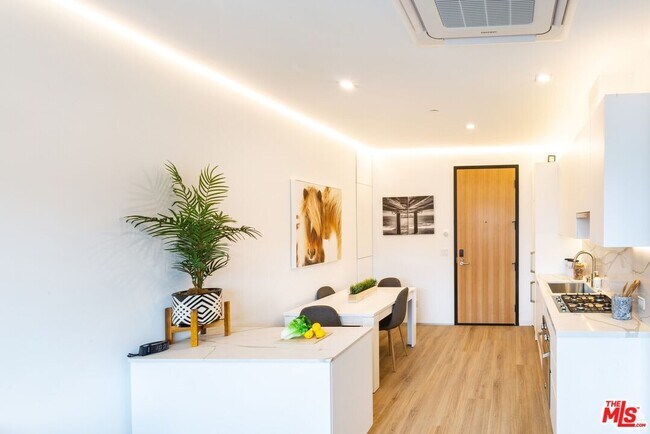 Building Photo - 105 S Fairfax Ave