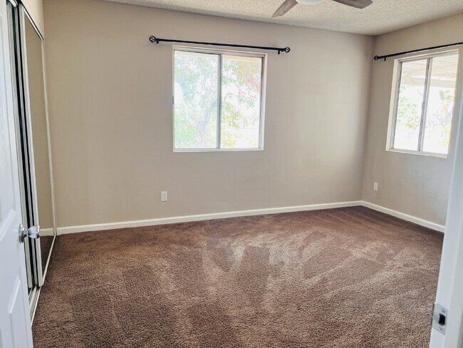 Building Photo - Charming 3-Bedroom with 2 Full Baths on th...