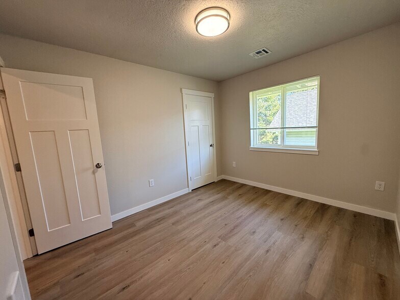 Building Photo - 5225 Springcrest Dr S