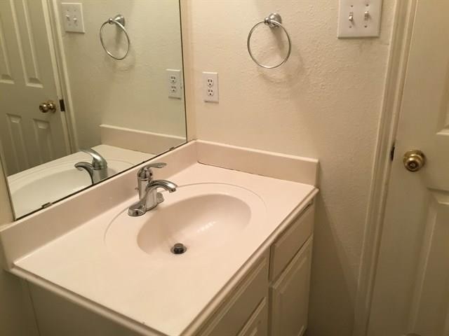Building Photo - 5628 Creekhollow Dr