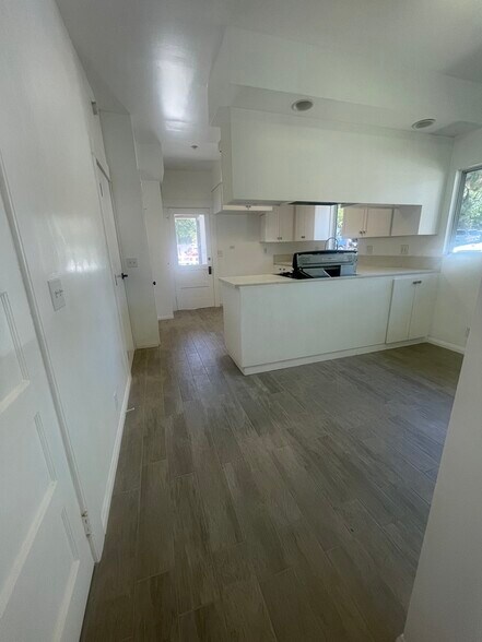 Separate breakfast nook area adjacent to the large kitchen. - 1135 Magnolia St