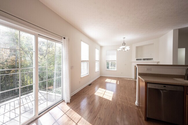 Building Photo - 9009 Mercer Dr