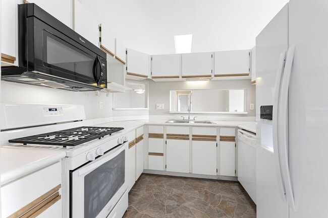 Building Photo - 749 Hilltop Ln