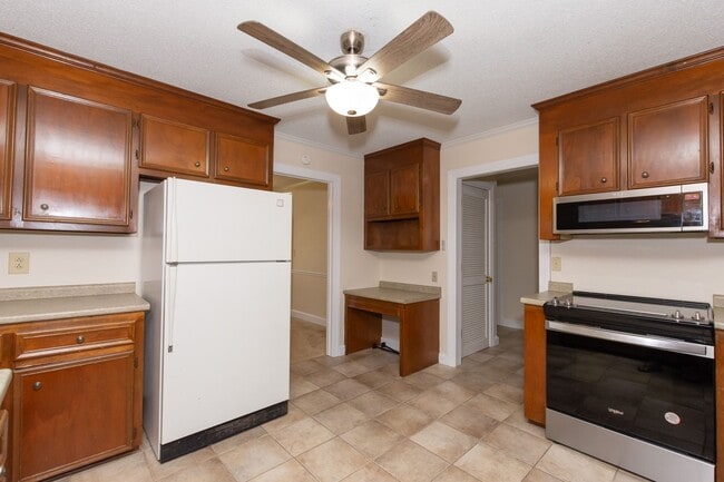 Building Photo - 2 WEEKS OF FREE RENT