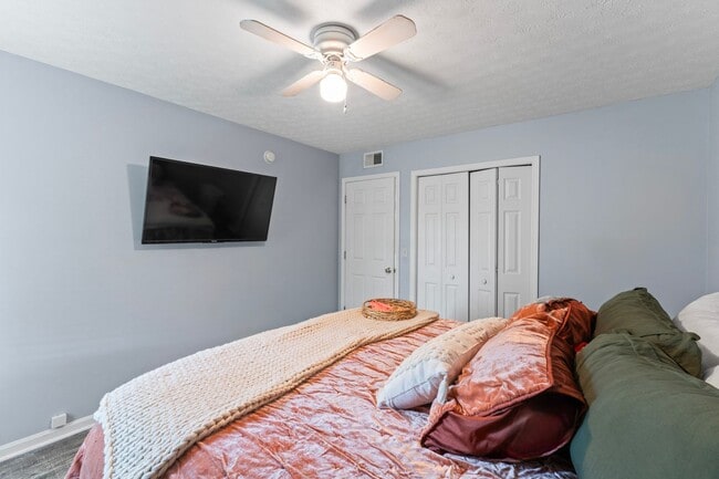 Building Photo - 3 Bedroom 1 1/2 Bath Home for Rent in Charlestown Indiana