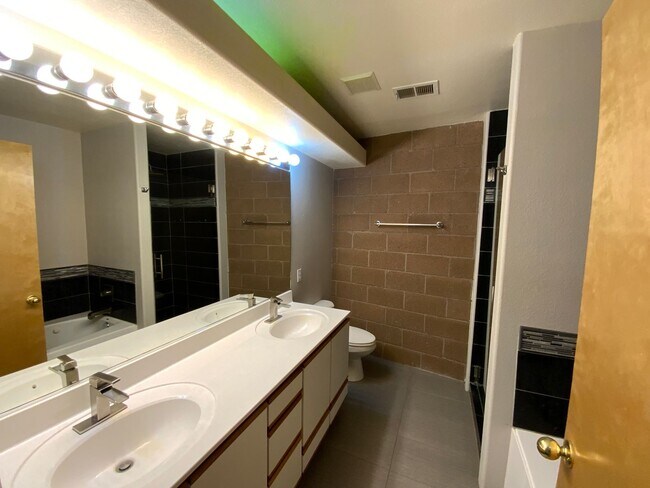 Building Photo - 3 Bedroom Townhome Available Near Eubank Blvd NE & Montgomery Blvd NE!