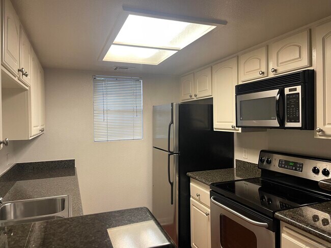 Building Photo - 12047 Alta Carmel Ct