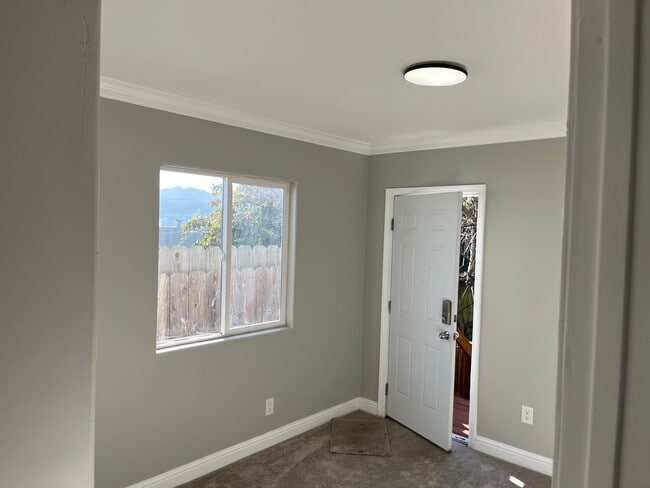 Building Photo - 337 Lakeview Ave