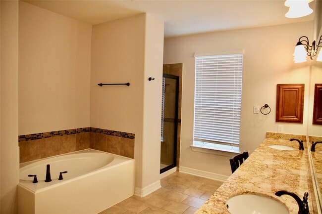 Building Photo - 28 W Oaks Dr