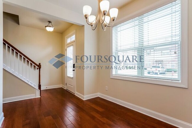 Building Photo - Townhome | Washer /Dryer Included | Enclos...