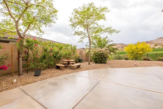 Building Photo - Live The Red Rock Country Club Lifestyle!!