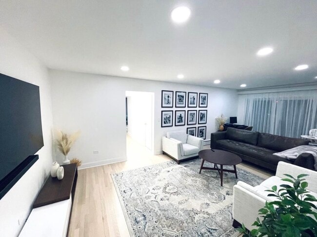 Building Photo - 952 E Old Willow Rd