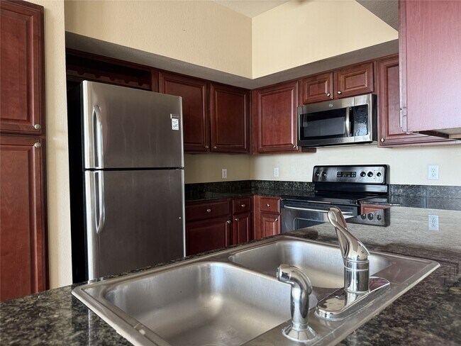 Building Photo - 7575 Kirby Dr