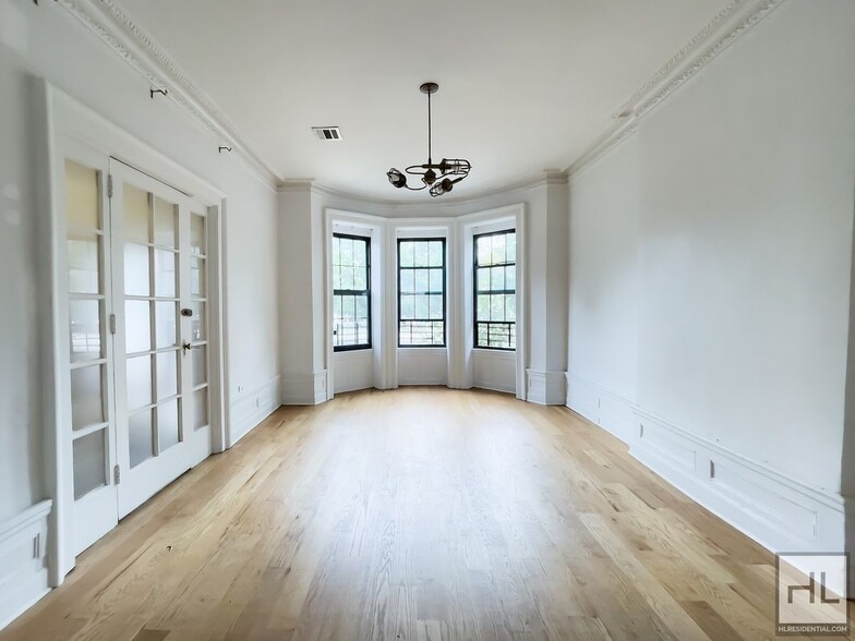 Building Photo - EASTERN PARKWAY / Spacious 4-Bed, 3-Bath D...
