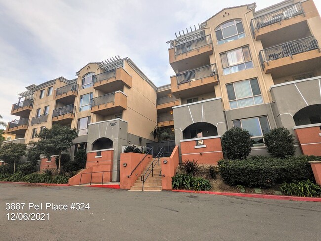 Building Photo - Bright 1 Bed / 1 Bath Condo in Upscale Com...