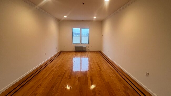 Building Photo - 528 52nd St