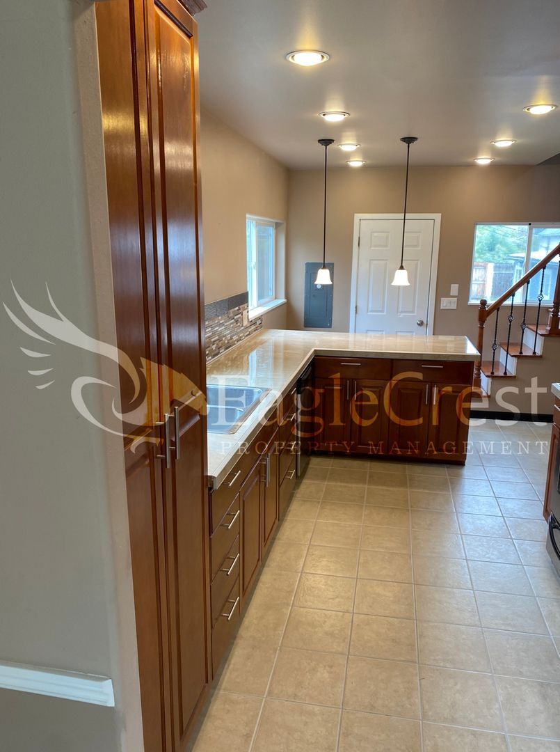 Building Photo - Charming 2 Bedroom Home With 1 Car Garage and A Covered Porch