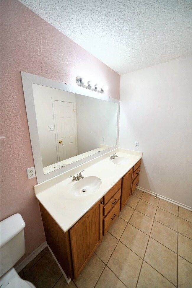 Building Photo - Charming 3-Bedroom Home in Ashley Place - ...