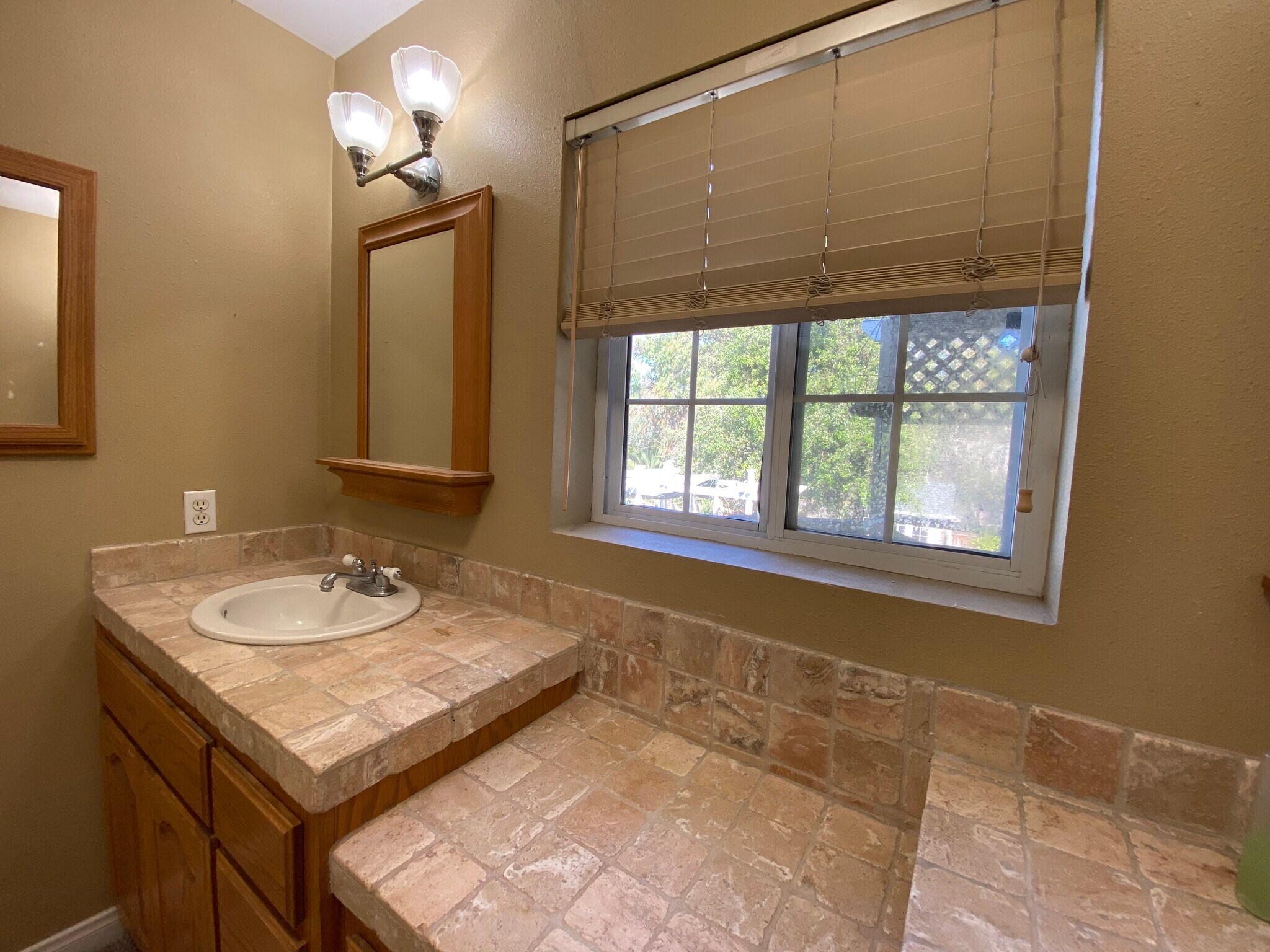 Building Photo - 777 Stephens Avenue