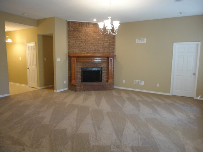 Building Photo - 3125 Cactus Dr